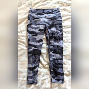 K-DEER Capri Length Black/Gray Camo Leggings, Size L
